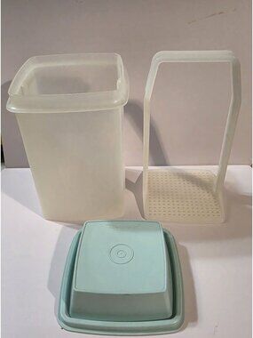 Tupperware Pick-A-Deli Pickle Keeper Container 1560-1 Light Blue 1562-1 Vintage